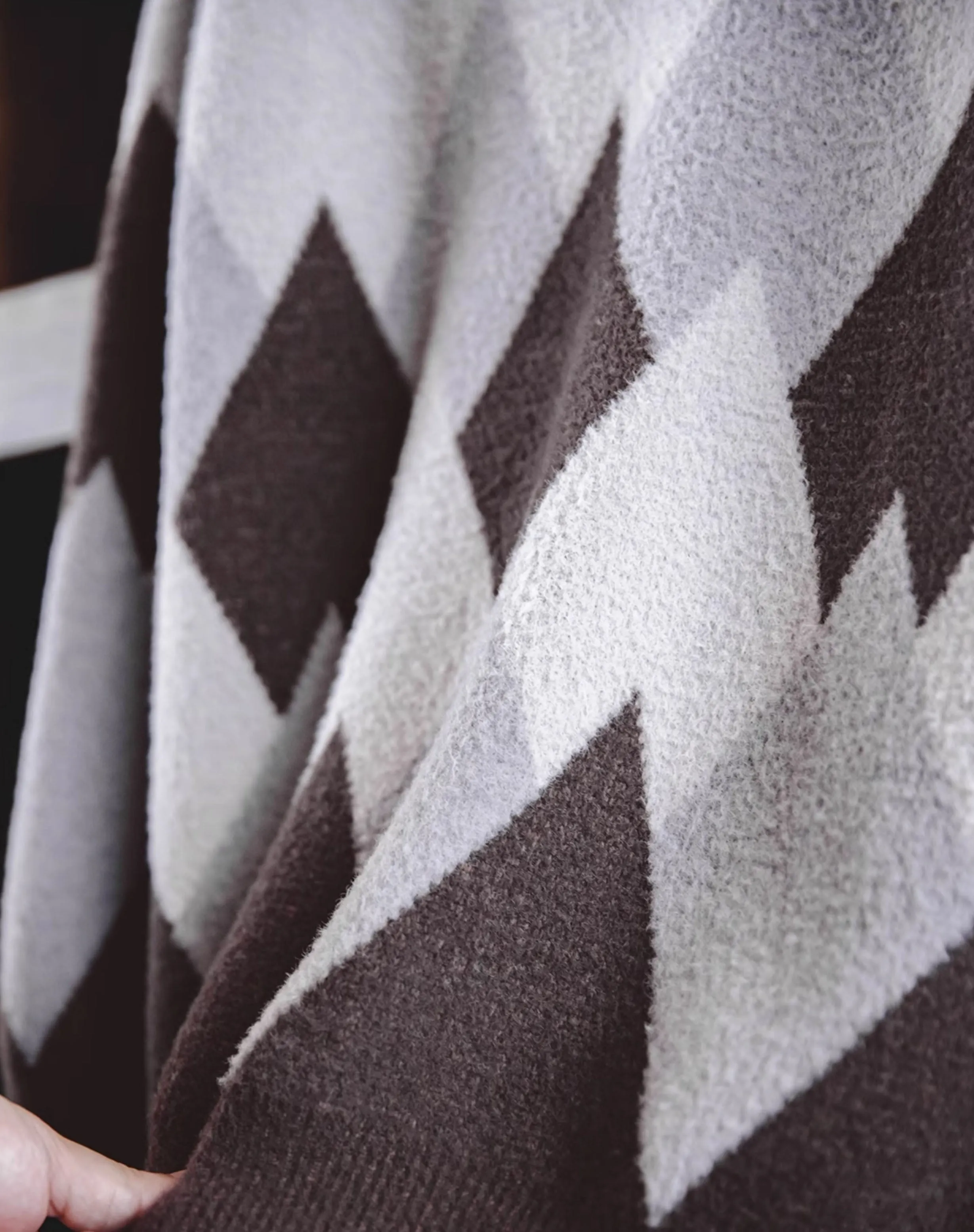American Snow Mountain Velvet Contrast Color Men's Sweater